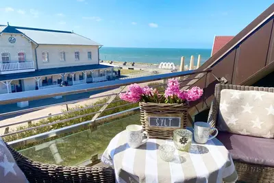 Image de Stilvoll Eingerichtete Ferienwohnung Über Zwei Ebenen mit Blick auf die Nordsee