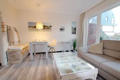 Image de Helle und Modern Eingerichtete Erdgeschosswohnung im Beachhouse-stil