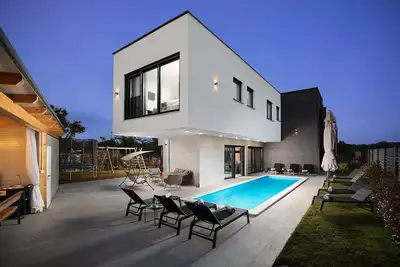 Image de Villa Tiki in Medulin for 16 person with heated pool & sauna only 1 km from the beach