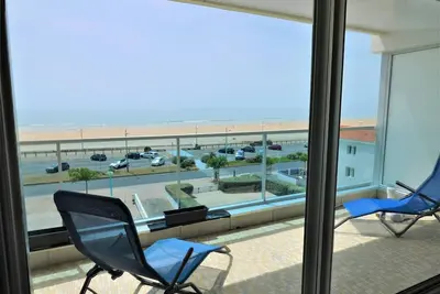 Image de Studio lumineux avec alcôve, balcon face mer, parking privé