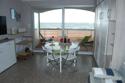 Image de Studio lumineux face mer avec balcon et parking privé, à 500m des commerces