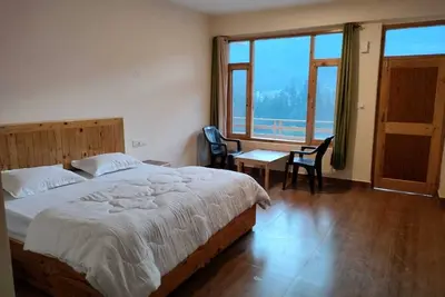 Image de Room in Manali with mountain and river view front Balcony-8