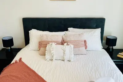 Image de Urban Chic Retreat near Crown w/ Free Parking