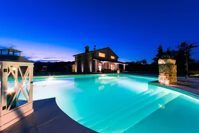 Image de Villa de Charme déchirante à Chipieri - Marches