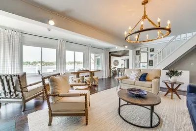 Image de Luxe Waterfront Lake Fenton Home: Decks & Fire Pit