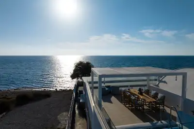 Image de Deluxe With Outdoor Private Hot Tub & Beach Front, Aegean Melody Suites