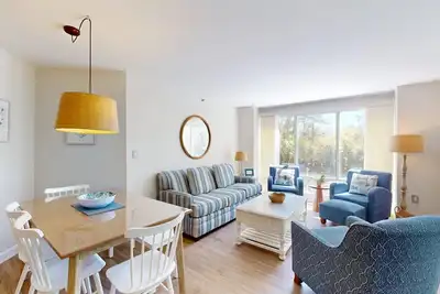 Image de Lovely Two Bedroom Villamare Condominium New Listing