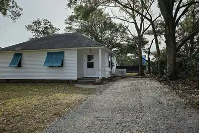 Image de The cozy Mermaid Manor is located close to area beaches and all area attractions