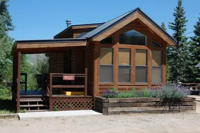 Image de Cozy \"Tiny Home\" style Cabin Perfect for Couples and Families