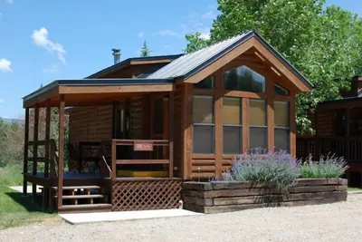 Image de Cozy \"Tiny Home\" style Cabin Perfect for Couples and Families