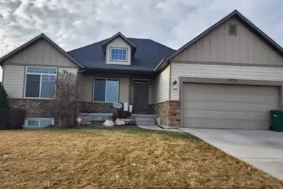 Image de 2, 100 sq ft House - Giant Kitchen - Park View!