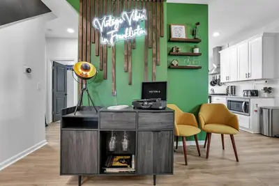 Image de King Beds+Games | Huge Downtown Retreat | Dogs ok