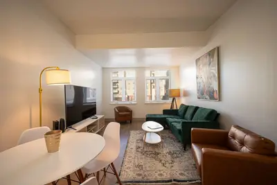 Image de Comfy and cozy retreat right in the heart of the Queen City!