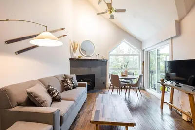 Image de Quiet Creekside 1br:Sleeps 4 Comfortably, Patio+Bbq, Free Parking, Near Trail, Lakes & Parks!