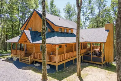 Image de Cozy Log Chalet Near Wisp w/ Hot Tub