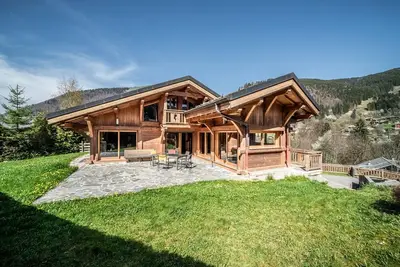 Image de Chalet 'L'aube Claire - 5 Étoiles' avec vue sur la montagne, terrasse privée et Wi-Fi