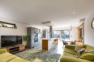 Image de Large three bedroom Apartment w/ Garden near Beach