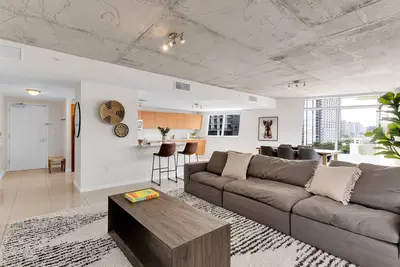 Image de Amazing sunset view with Pool, 2b/2ba, gym, Best location A+!