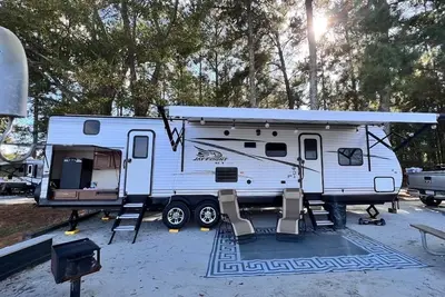 Image de Daisy Duke - Camper for Rent, Delivery Available