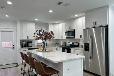 Image de Cozy Remodeled Home - 3 Beds 2. 5 Bath - 10 Min to Disney