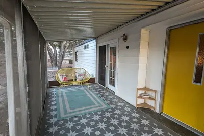 Image de Charming retro home. Minutes from downtown and Erau. Pet friendly.