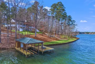Image de Lake front home on Lake Sinclair: Modern, fire pit, dock, private, pet-friendly!