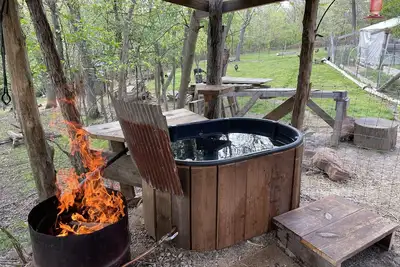 Image de New Camper with a Hot Tub and Pool: Great For Families or a Romantic Weekend.