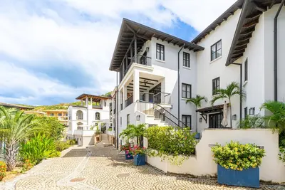 Image de This luxury home features a private pool and stunning ocean views