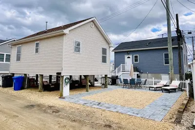 Image de Fun shore bungalow that is walkable to the beach!