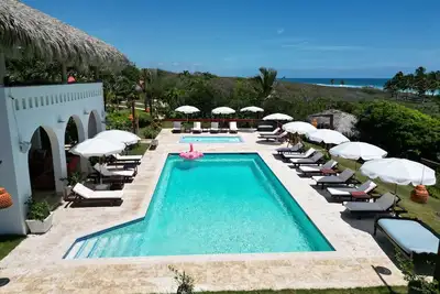 Image de beachfront haven w/ Chef included & events allow