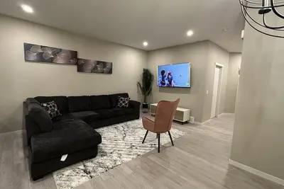 King Bed, 4bedrooms, 3 full baths- 2 Master bedrooms ensuite, pet friendly.