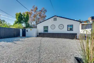 Image de Van Nuys Abode w/ Patio, 7 Mi to Universal Studios