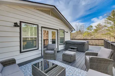 Image de Luxe Highlands Haven w/ Fire Pit + Hot Tub!