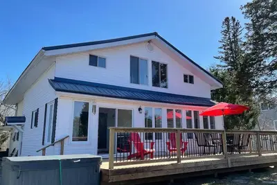 Image de Charming and spacious, 4 bed, 2 bath, lakefront cottage