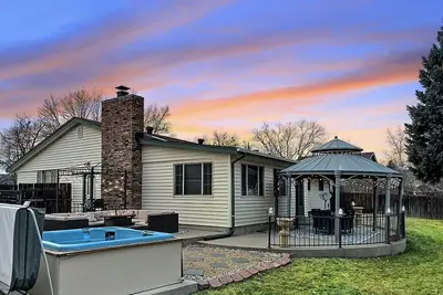 Image de ᨒFIREHAUSᨒHotTubᨒCinemaᨒBBQᨒBadmintonᨒGames