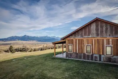 Image de Soaring Eagle Guest Cabin: Epic Views in Big Sky Country