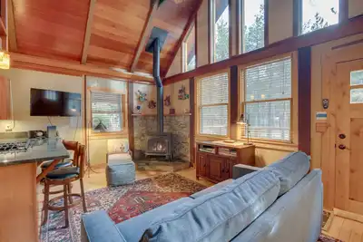 Image de < 1 Mi to Beach: Peaceful Studio w/ Deck in Tahoma