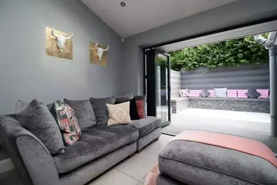 Image de Wyndham Road (3br lin Pontcanna)