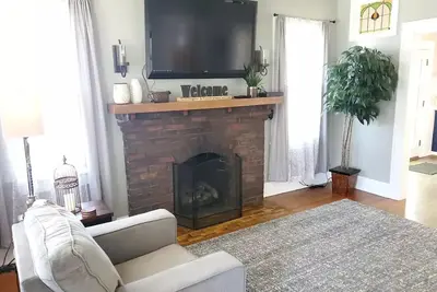 Image de Downtown Retreat with large privacy fenced yard. Pet Friendly!