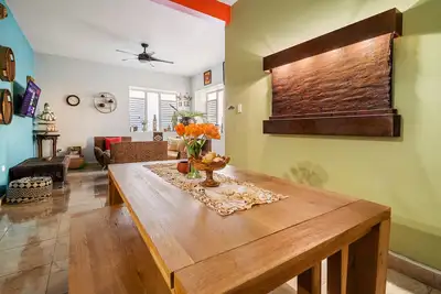 Image de Solar Powered- 4 beds w/2  King + Porch + Grill  6 Minute to Beach- near Airport