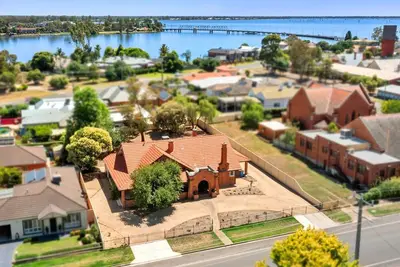 Image de Pipers Rest located in the heart of yarrawonga. plenty of parking for boats and trailer.