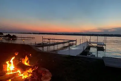 Image de Cozy water front lake house with lake views of Bass Lake from almost every room!