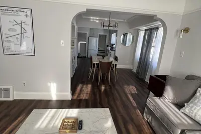 Image de Gorgeous Mke Mid Century Modern Close to Airport-Downtown-Hospitals Pet Friendly