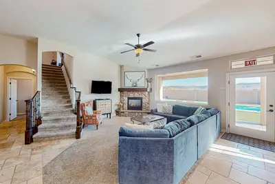 Image de Spacious home with enclosed yard, pool, firepit, foosball table, fireplace, & Ac