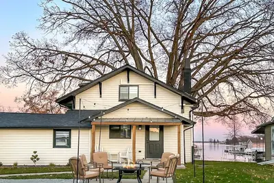 Wawasee Lake Channel Cottage Newly Renovated