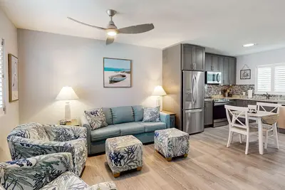 Image de Island retreat with a pool, grill, & beach access - W/D, central Ac, & balcony