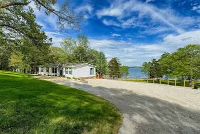 Image de Ky Lakeshore Retreat -Waterfront Views, Dock, Deck, Large Parking -New 2024