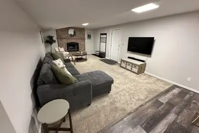 Image de Updated, cozy private basement suite - 25 min to skiing