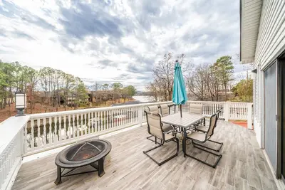 Image de Catalina Wine Mixer: Pet-Friendly Lake House w/ Firepit, Fenced Yard & Deck Views, Near Attractions!