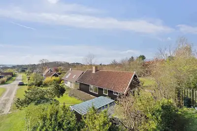 Image de Idyllic holiday home near cliffs and beach